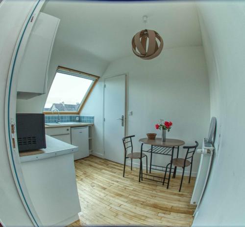 Beaussais sur MerAppartement neuf proche de la mer的配有桌椅的厨房和餐厅