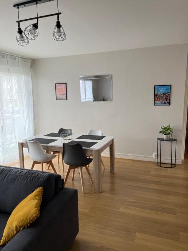 un salon avec une table et des chaises dans l'établissement Dam&HelMalo - 150m de la plus belle plage du Nord., à Dunkerque