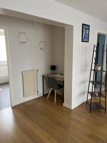 Cette chambre dispose d'un bureau, d'une table et d'une échelle. dans l'établissement Dam&HelMalo - 150m de la plus belle plage du Nord., à Dunkerque