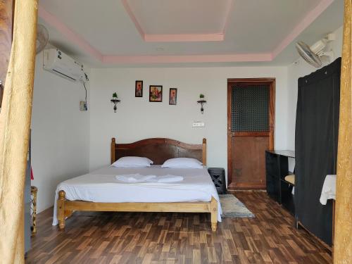 Tempat tidur dalam kamar di Fisherman Cove Agonda