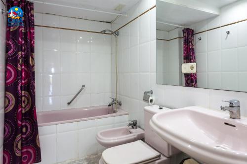 La salle de bains est pourvue d'un lavabo, de toilettes et d'une baignoire. dans l'établissement Residencial Casablanca Casa Azahar, à Alcossebre