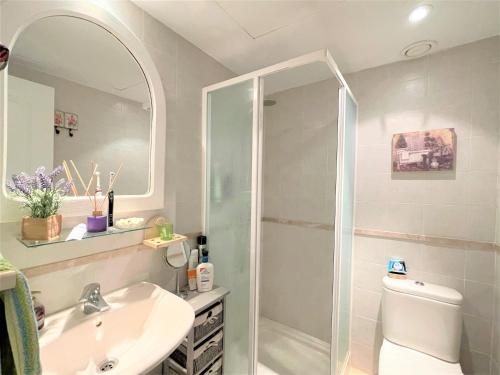 łazienka z prysznicem, umywalką i toaletą w obiekcie Duplex Penthouse in Estepona- Mountain and Sea views w mieście Estepona