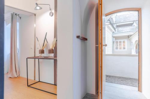 a hallway with a glass door and a mirror at Historic Lodge in der Innenstadt Krems in Krems an der Donau