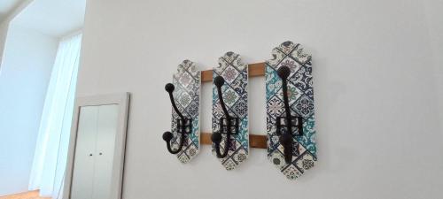 four pairs of skis hanging on a wall at Green Stay Bergamo in Bergamo