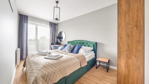 Posteľ alebo postele v izbe v ubytovaní Apartament Złota Perła z parkingiem 16 E Perłowa Przystań - Holiday City