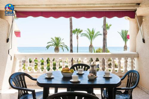 una mesa con vistas al océano desde el balcón en Residencial Casablanca Casa Azahar, en Alcossebre