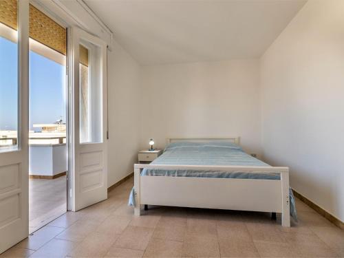 - une chambre blanche avec un lit et une fenêtre dans l'établissement Spacious holiday home in Marina di Mancaversa with terrace, à Marina di Mancaversa