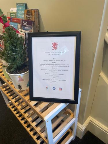 Certificado, premio, señal o documento que está expuesto en The Red Lion Charing Heath