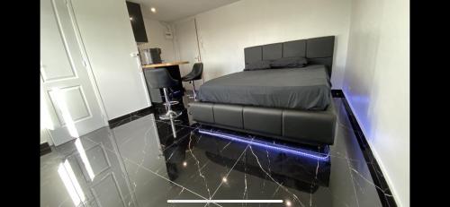 um quarto com uma cama e um piso de vidro em Bella vita - Studio tout équipé - Tv Netflix - centre ville 100m- Gare 50m - Basilique 200m em Lisieux