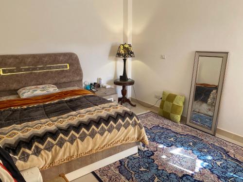1 dormitorio con cama y espejo en Relax Inn, en New cairo