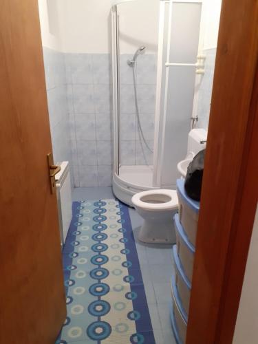 un bagno con doccia e WC di Mountain Flower a Jahorina