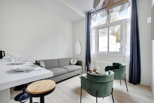 un salon avec un canapé et une table dans l'établissement Luxurious apartment - 2BR-6P - Javel-Tour Eiffel, à Paris