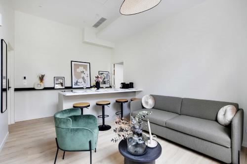 una sala de estar con un sofá y una mesa en Luxurious apartment - 2BR-6P - Javel-Tour Eiffel, en París