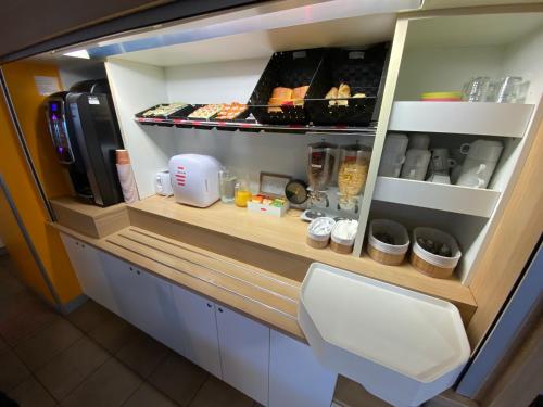 Kuchyň nebo kuchyňský kout v ubytování Hotel Class'Eco Carcassonne