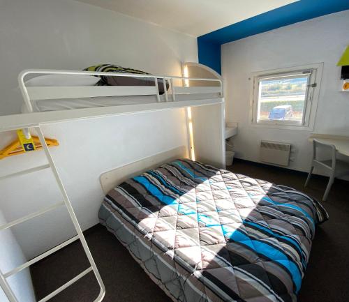 1 dormitorio con litera y escalera en Hotel Class'Eco Carcassonne, en Carcassonne