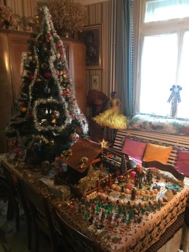 a christmas tree on a table in a room at Hébergements à La Rive, Accueil ouvert tous les jours jusqu'à 20h00 dernier délai, depuis 30 ans ! Réserver ici svp ! Merci ! Aucun règlement à distance accepté, Paiement par CB, Espèces, Chèque ou Chèques-Vacances impérativement à la remise des clefs ! in Amélie-les-Bains-Palalda
