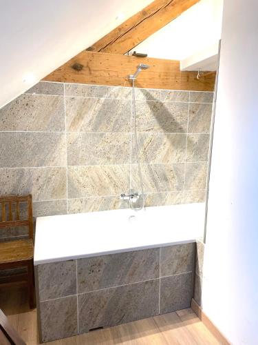 une salle de bain avec douche et lavabo dans l'établissement gérardmer plein centre idéal famille, à Gérardmer