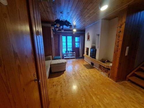 un soggiorno con un divano e un tavolo di Villa Korso - Private rooms , Shared spaces a Vantaa