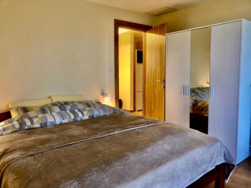 um quarto com uma cama grande e um closet em Imanje POGLED em Arandjelovac