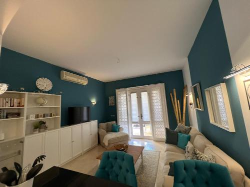a living room with blue walls and a couch at El gouna Ferienwohnung in zentraler Lage in Hurghada