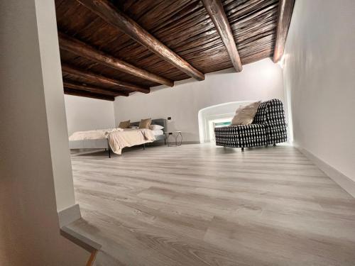 un soggiorno con soffitto in legno e divano. di Isabel’s house a Vietri
