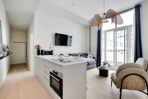 une cuisine avec un évier et une grande fenêtre dans l'établissement Modern Apartment - 2BR-6P - Eiffel Tower, à Paris