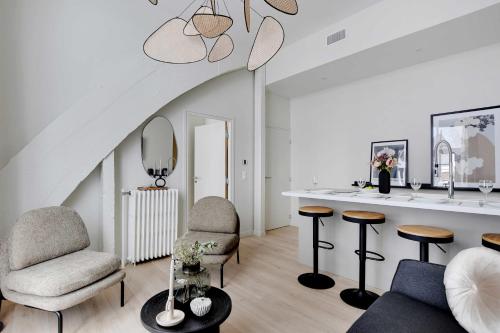 un salon avec deux chaises et une table dans l'établissement Modern Apartment - 2BR-6P - Eiffel Tower, à Paris