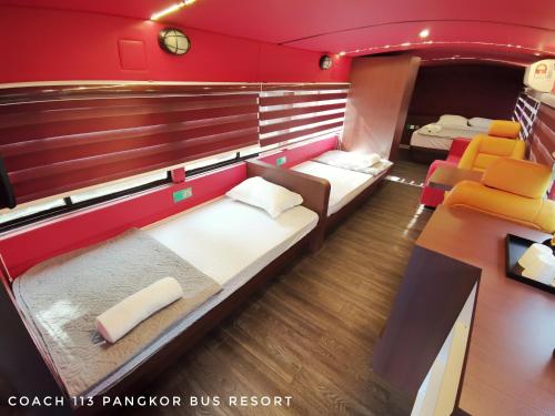 Postel nebo postele na pokoji v ubytování Pangkor Bus Resort by BESLA