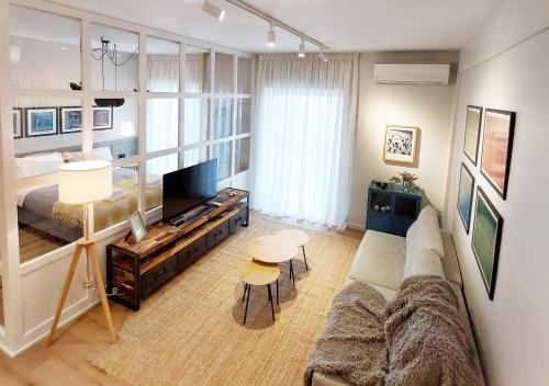 un salon avec un canapé et un lit dans l'établissement Habitat Nafplio bnb-The Dreamers Apartment, à Nauplie