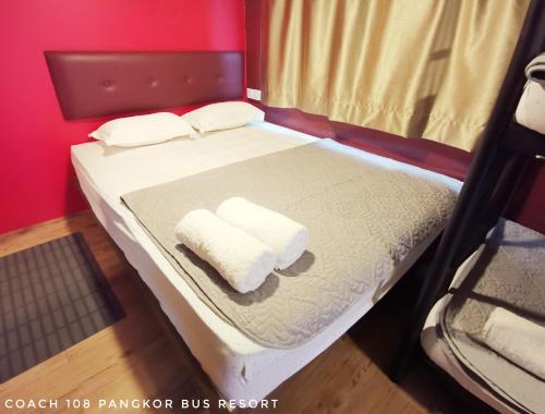 Postel nebo postele na pokoji v ubytování Pangkor Bus Resort by BESLA