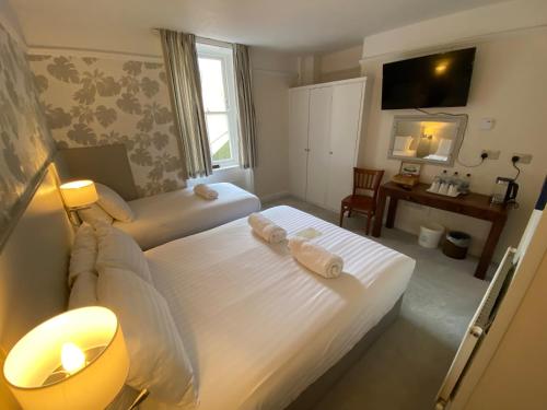 Una cama o camas en una habitación de Alexandra Hotel