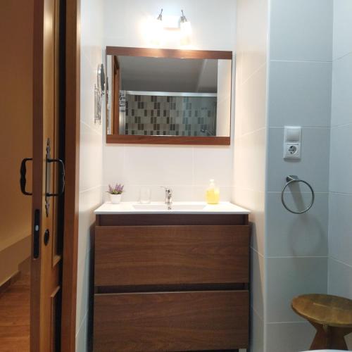a bathroom with a sink and a mirror at las llaves del arca in Trujillo