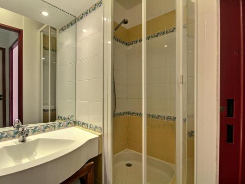 une salle de bain avec douche et lavabo dans l'établissement Grand 3 pièces spacieux, dernier étage, au pied des pistes, animaux admis - FR-1-455-204, à La Plagne Tarentaise