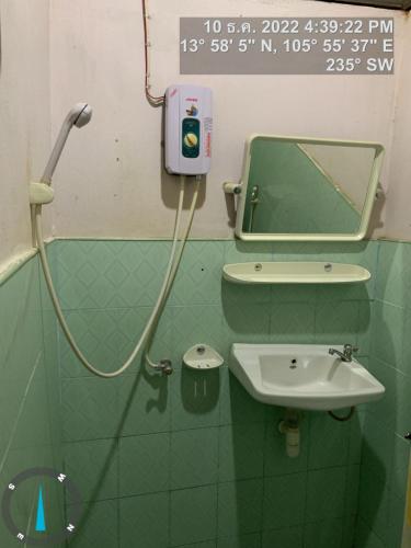 a bathroom with a sink and a mirror at Pa Kha Guesthouse in Muang Không