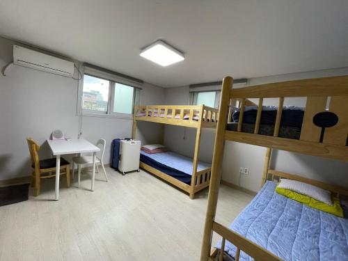 Postel nebo postele na pokoji v ubytování Twin Rabbit Guesthouse