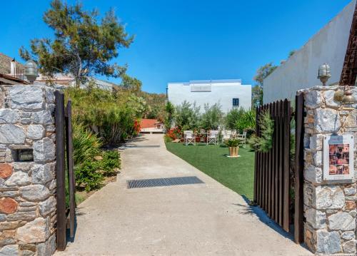 a gate to a garden with a stone wall at Anemologio in Finikas