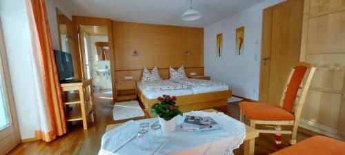 Ein Bett oder Betten in einem Zimmer der Unterkunft Fernblick Frühstückspension