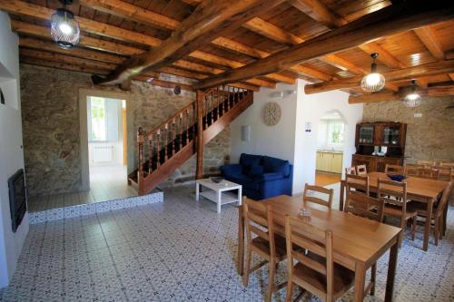 盧戈的住宿－Casa De Don Lino，客厅配有桌子和蓝色沙发