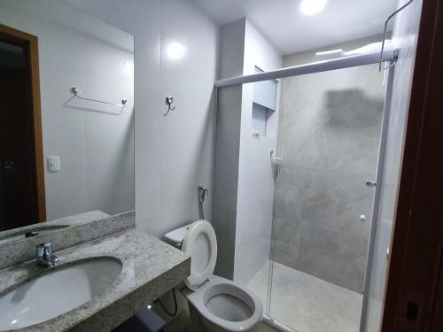 y baño con lavabo, aseo y ducha. en RECANTO DO BOSQUE _R3CALDAS, en Caldas Novas