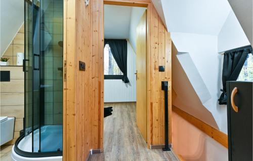 uma casa de banho com duche e WC numa casa em Awesome Home In Ivanec With Sauna em Ivanec