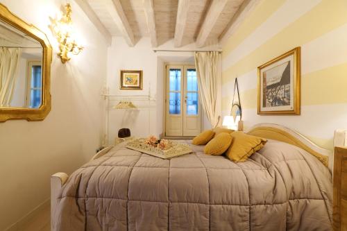 1 dormitorio con 1 cama grande en una habitación en Villa Casati Italiana, en Casatenovo