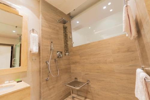 y baño con ducha y lavamanos. en Riyadha Home Apartment, en Riad