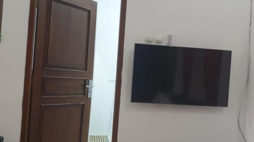 Richandy House - 3 BR Full AC & Hot Water的电视和/或娱乐中心