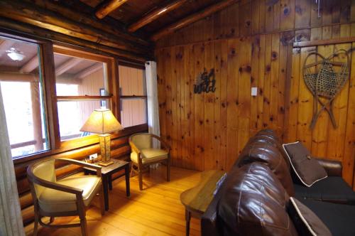 Ein Sitzbereich in der Unterkunft Adirondack Diamond Point Lodge