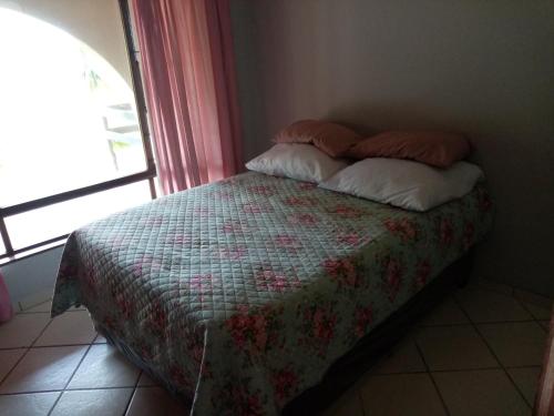 - un lit avec 2 oreillers dans une chambre dans l'établissement Ezrom bright, à Port Shepstone