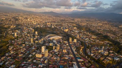 an aerial view of a large city with buildings at Hermoso apartamento en la capital de Costa Rica in San José