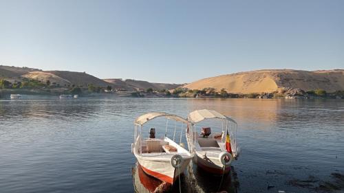 un bateau est amarré dans l'eau sur un lac dans l'établissement Mido Nubian Guesthouse, à Assouan