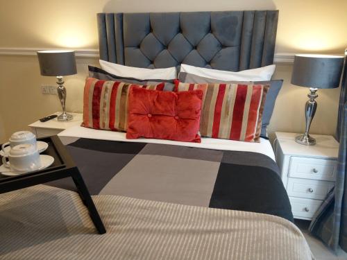 1 dormitorio con 1 cama con 2 mesas y 2 lámparas en Prime Inn, en Londres