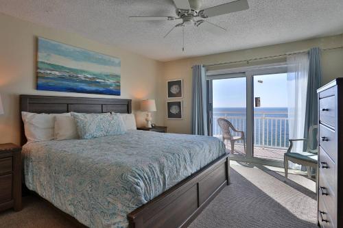 um quarto com uma cama e uma varanda em 615 - Sunset Chateau em St Pete Beach