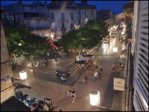 - une vue de tête sur une rue de la ville la nuit dans l'établissement Appartement Bordeaux Centre rue Sainte Catherine proche Place de la Victoire, à Bordeaux